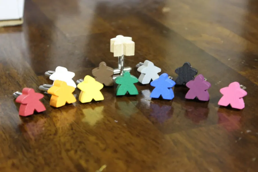 Meeple-Manschettenknöpfe. Bildnachweis: Off the Cuff auf Etsy.